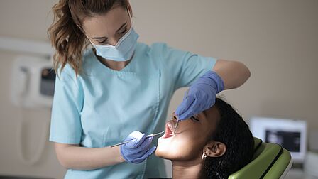 tandarts met patiënt
