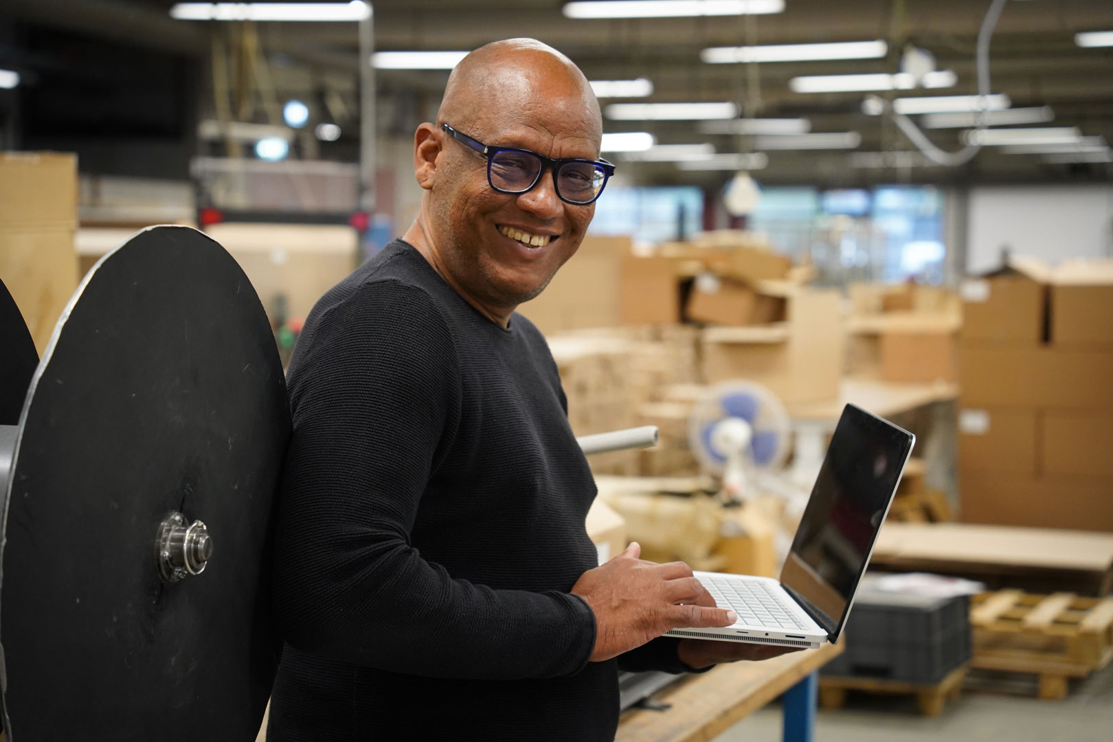 Collega aan het werk op de laptop bij Zaffier Noord.