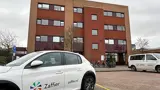 Kantoor Pand Met Zaffier Bedrijfwagens Op Parkeerplaats