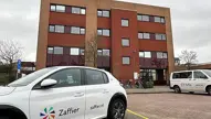Kantoor Pand Met Zaffier Bedrijfwagens Op Parkeerplaats
