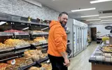 Man In Halal Winkel Broodafdeling