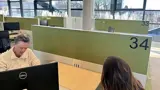 2 Mensen Overleggen Met Een Computer