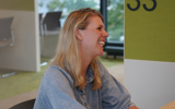 Jonge vrouw aan de balie bij Zaffier.