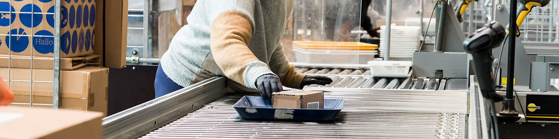 Vrouw Met Handschoenen Rolt Bakje Over Productband