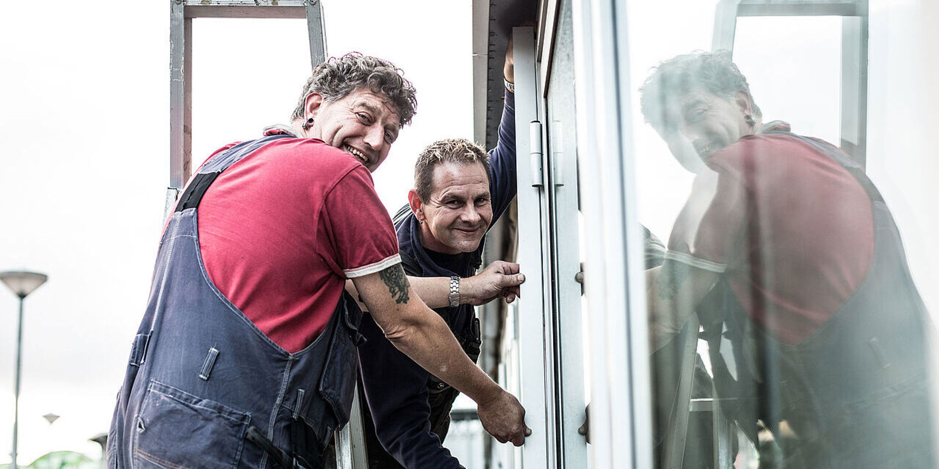 2 Lachende Mannen Plaatsen Een Kozijn