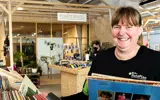 Lachende Vrouw Aan Het Vakken Vullen