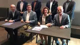Intentieverklaring Bedrijven Tekenen Aan Tafel