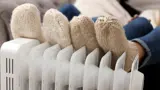 Voeten met gebreide sokken op een radiator