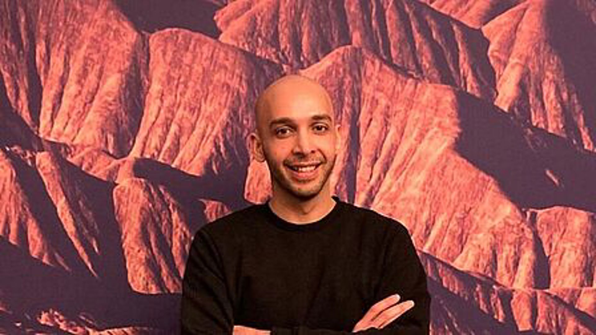 Jongeman Ali Kaal Met Baard En Zwarte Trui