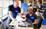 Teamleader Logistiek In Overleg Met Medewerkerjpeg