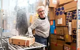 Post Nl Pakketsortering Senior Vrouw Aan Het Werk