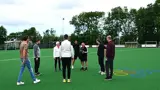 Groepje Jongeren Op Een Sportveld